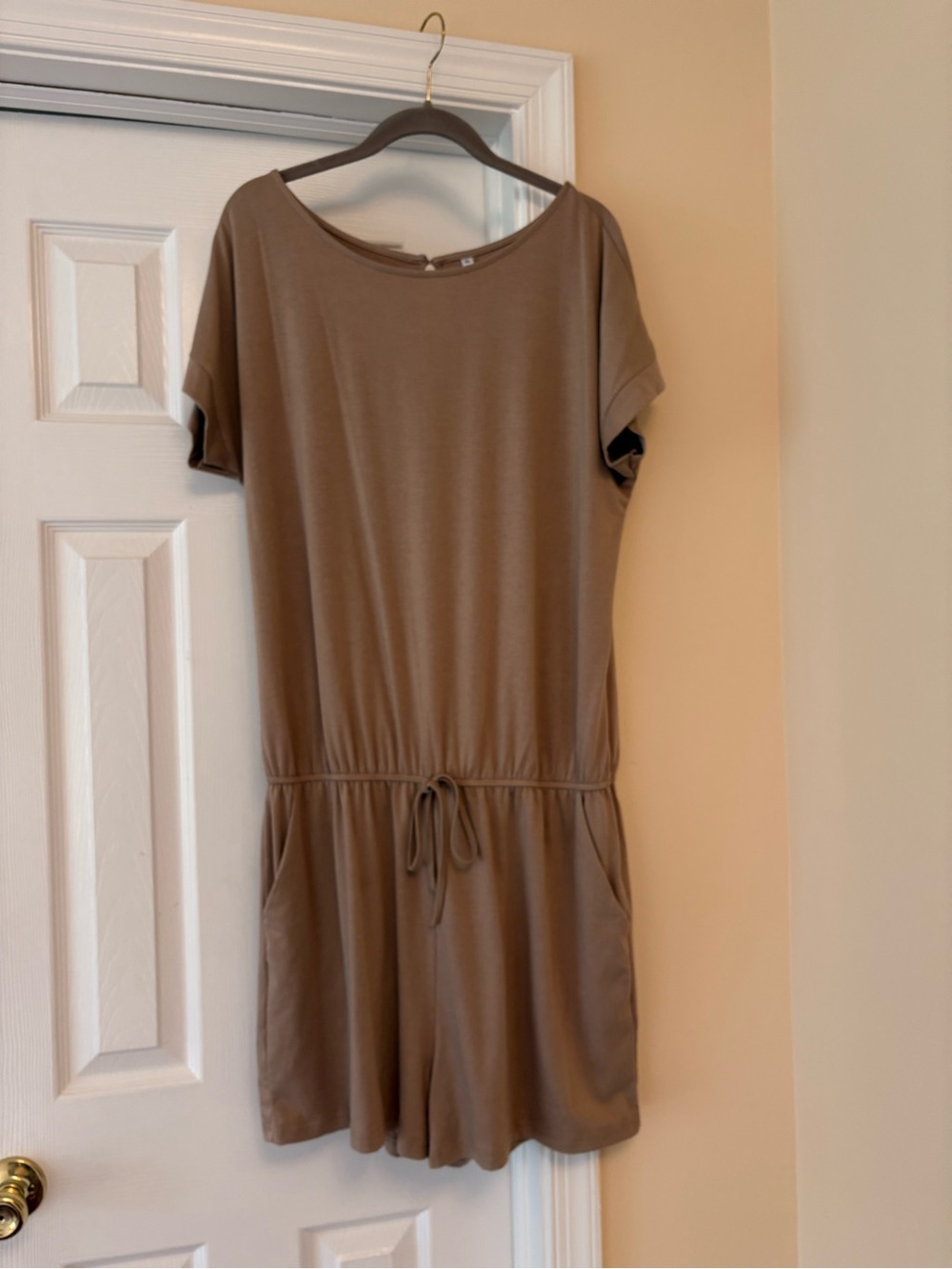 NWOT Everyday Taupe Short-Sleeve Drawstring Mini Dress Romper, taupe, XL